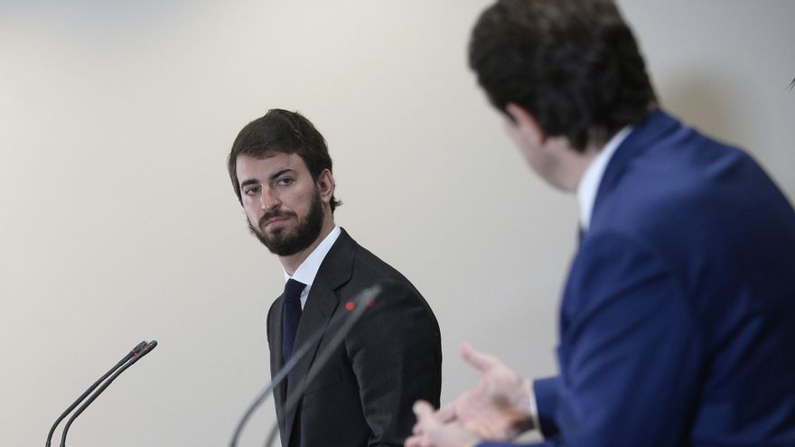El presidente en funciones de la Junta de Castilla y León, Alfonso Fernández Mañueco (d), y el candidato de Vox a la presidencia , Juan García-Gallardo (i). EFE/NACHO GALLEGO