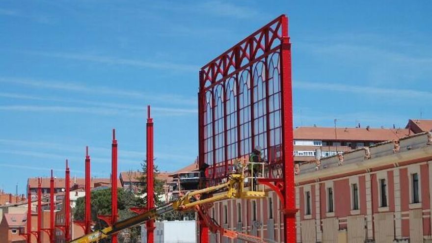 Trabajos en la marquesina metálica de la Estación de. Ferrocarril del Norte en León. Foto: Uribe