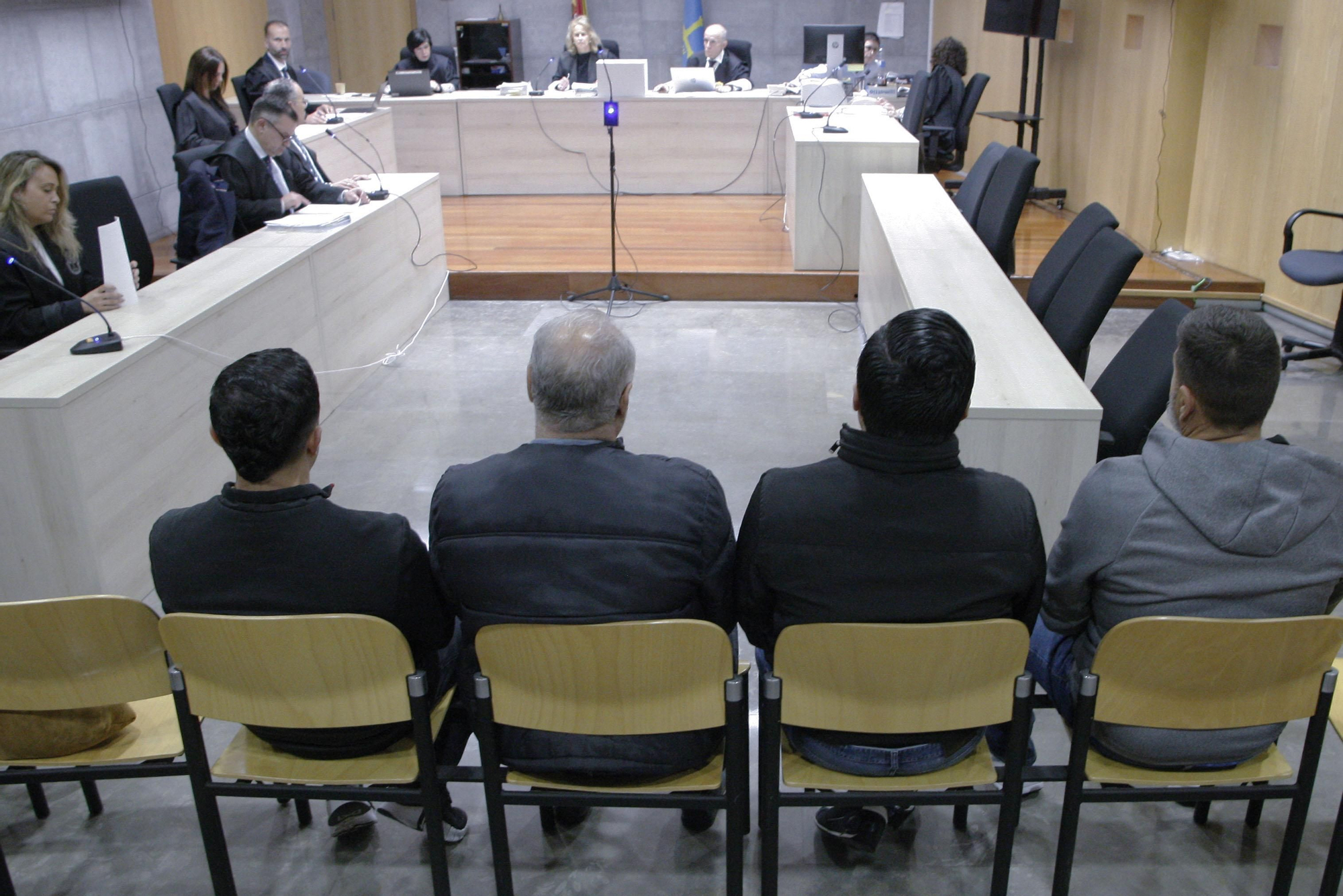 El tribunal de la Sección Tercera de la Audiencia Provincial de Asturias, en la primera sesión del juicio contra la red de narcotráfico desarticulada en una operación policial internacional