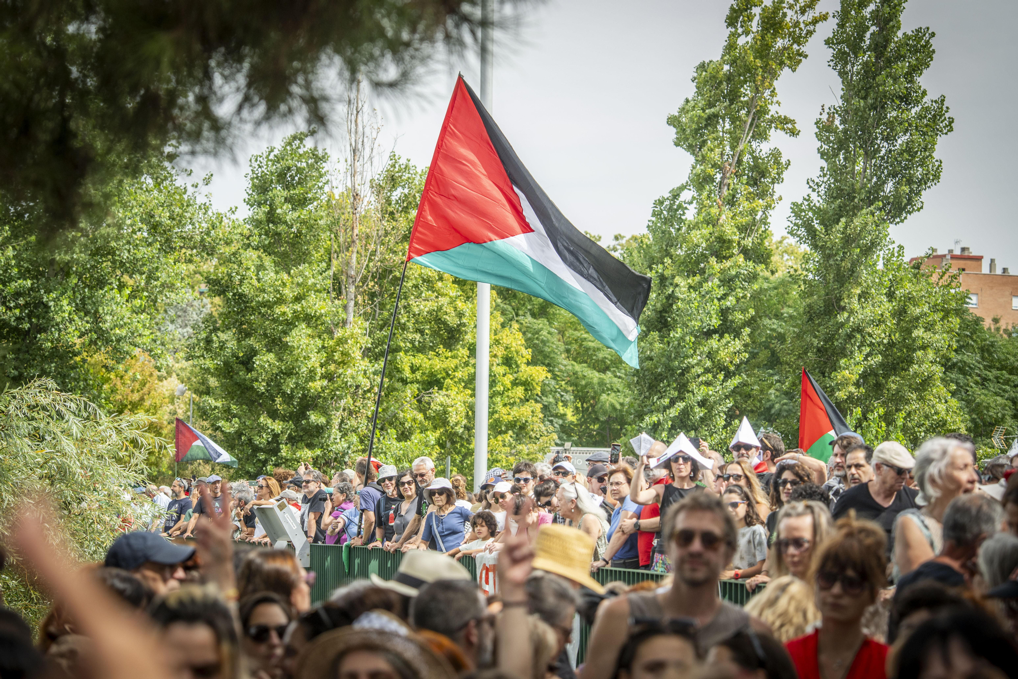Cientos de personas llenan las orillas de Madrid Río en solidaridad con Gaza y para apoyar a la Global Sumud Flotilla