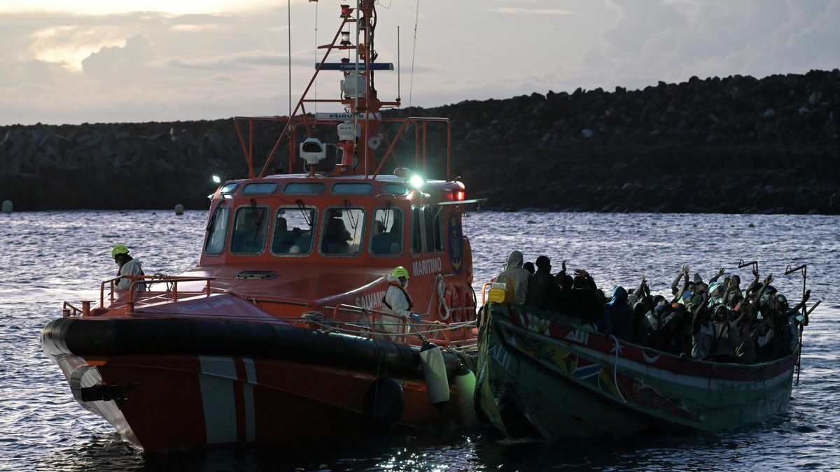 Un cuarto cayuco eleva a más de 400 las personas llegadas a El Hierro este jueves