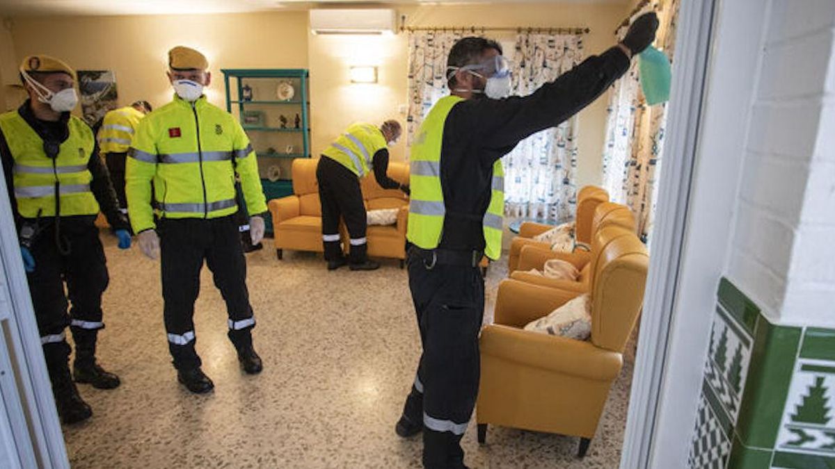 Miembros de la UME en una residencia de ancianos haciendo labores de desinfección.