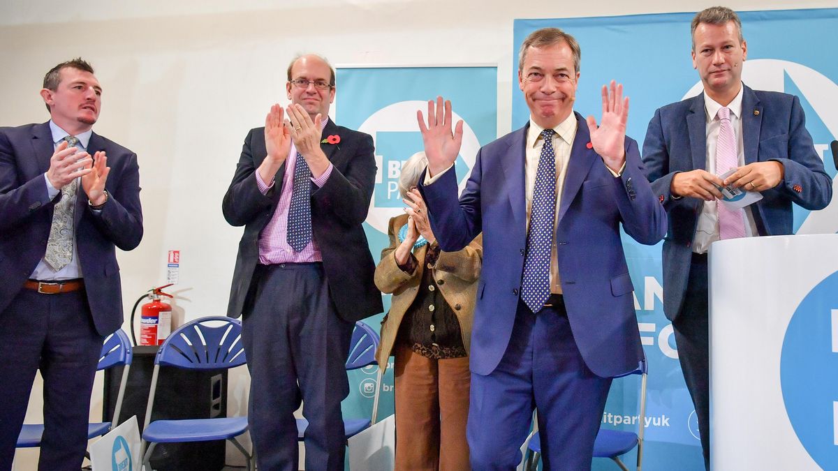 El líder del Partido del Brexit de Reino Unido, Nigel Farage, junto a varios miembros de la formación y el eurodiputado Nathan Gill a la derecha, durante un mitin de campaña, antes de las elecciones generales de 2019.