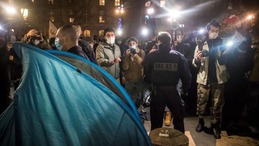 Cientos de migrantes evacuados del centro de París por la fuerza