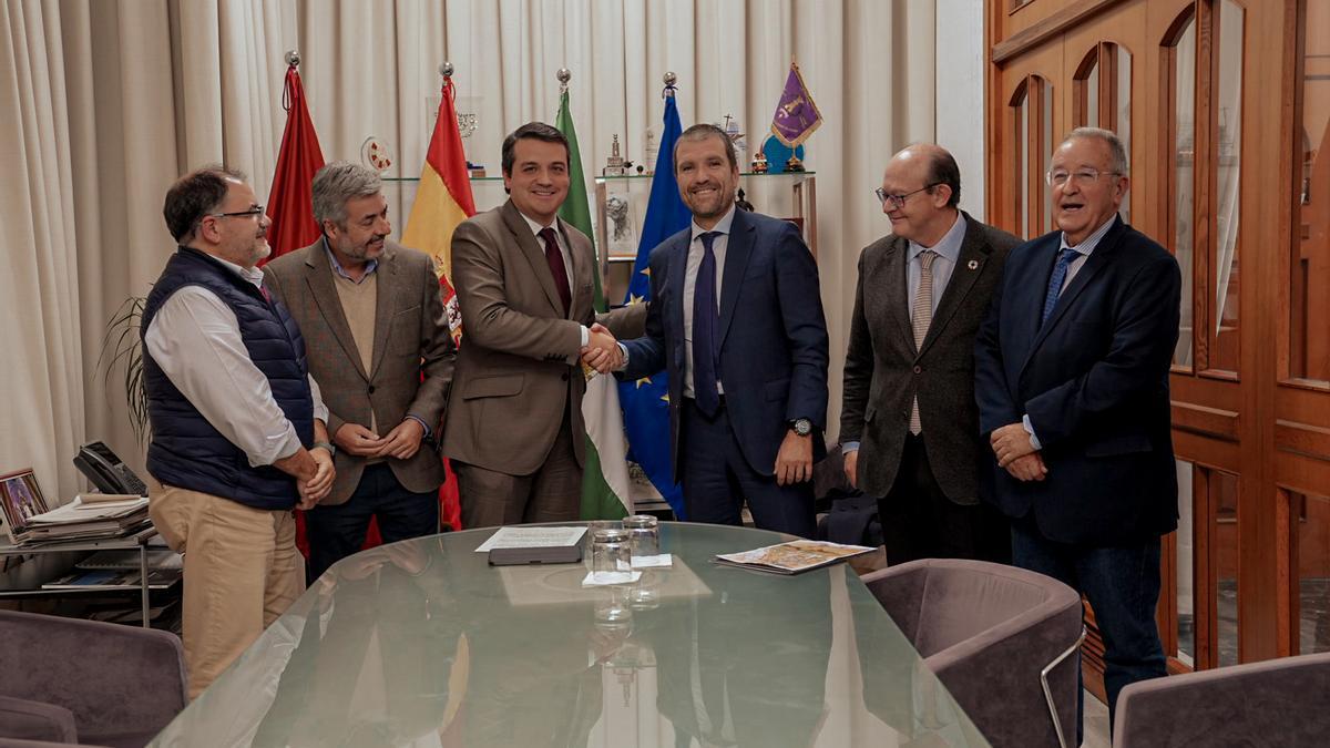 Bellido y Escribano se dan la mano en el Ayuntamiento.