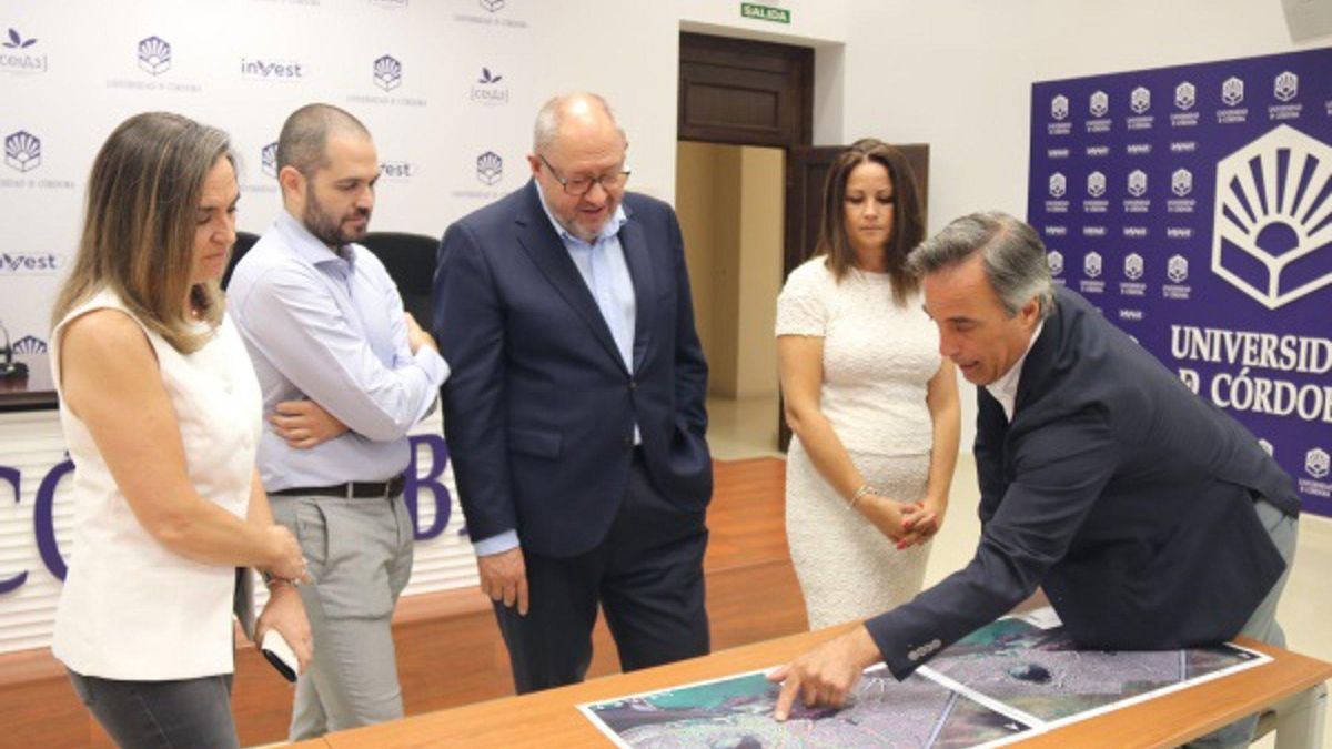 El director de la Unidad Patricia-UCO explica los hallazgos arqueológicos en la ciudad romana de Mellaria.