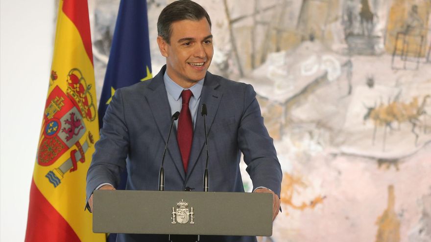 El presidente del Gobierno, Pedro Sánchez, interviene en el acto en el que Serrat ha recibido la Gran Cruz de la Orden Civil de Alfonso X el Sabio, en La Moncloa, a 22 de febrero de 2022, en Madrid (España).
