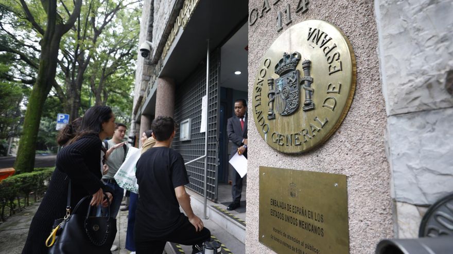 Personas hacen fila para realizar trámites en la Embajada de España en septiembre en la Ciudad de México