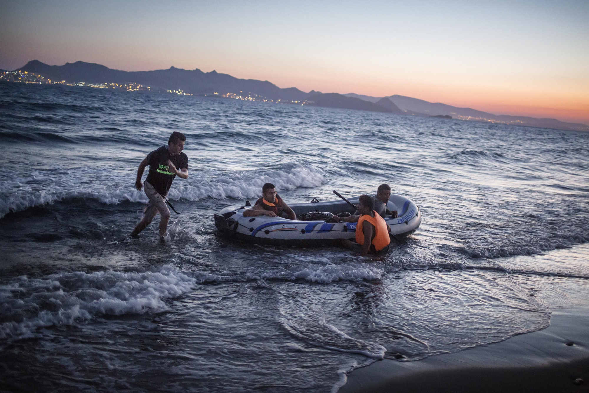 Iraquíes llegan a una playa de Kos. Han remado seis horas desde Bodrum, en Turquía, para alcanzar la costa europea más cercana. | Fotografía: Alessandro Penso/MSF.