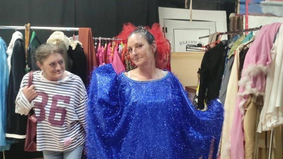 Las mujeres de Escena libre se pruebas vestuario antes de comenzar las clases de teatro