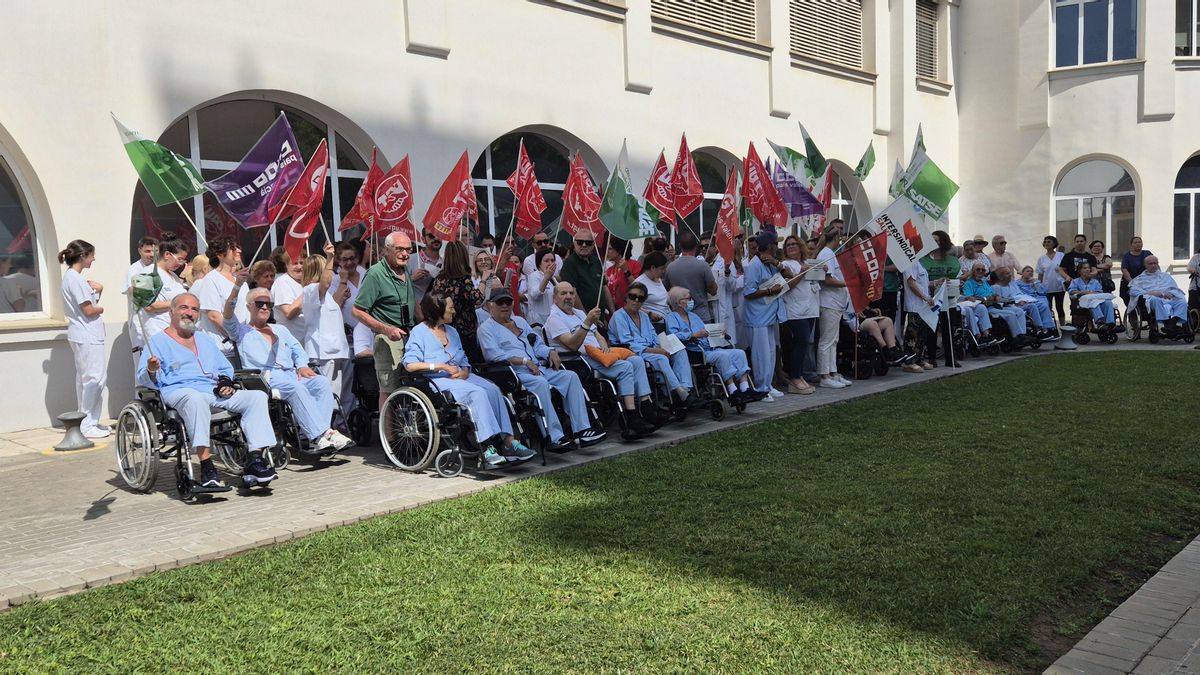Concentración en el Hospital Padre Jofré para denunciar el riesgo asistencial de las derivaciones del Hospital Doctor Moliner.