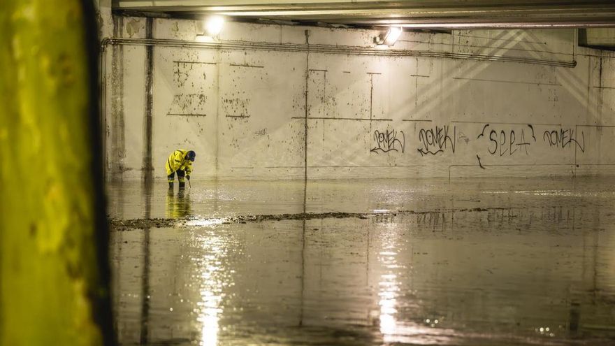 Un operario trabaja en un túnel lleno de agua en la Avenida ranillas, 28 de septiembre de 2025, en Zaragoza, Aragón (España)