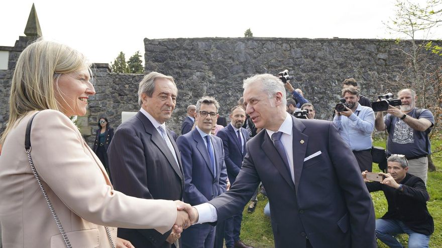 El lehendakari Urkullu, con otras autoridades en Gernika