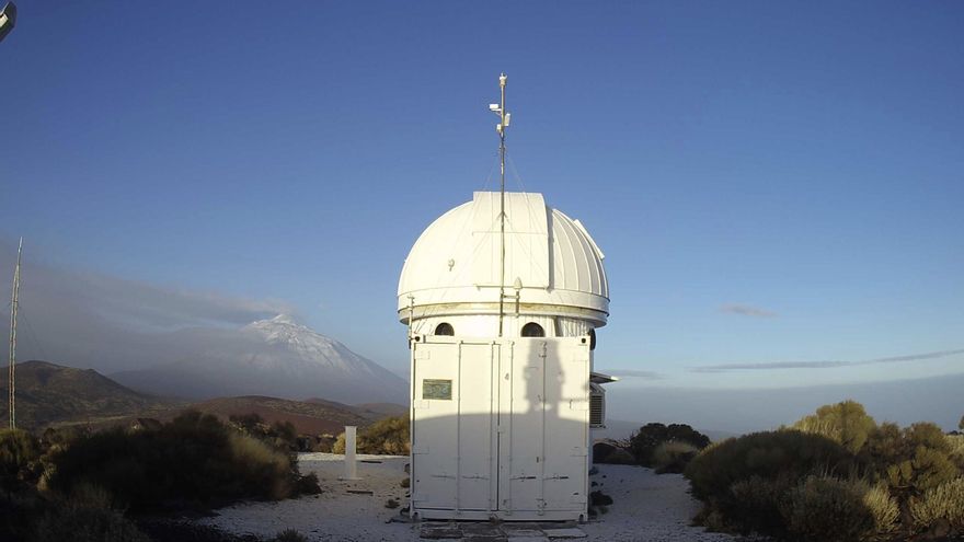 El Teide nevado al fondo de la imagen este martes.