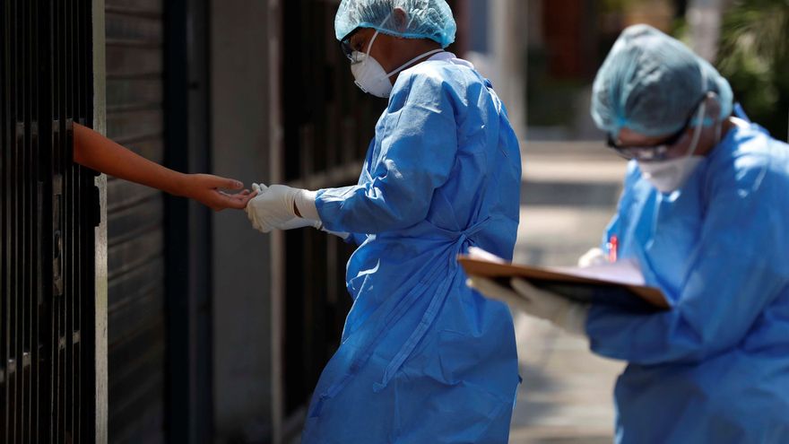 Trabajadores del ministerio de Salud realizan muestras a domicilio para pruebas de coronavirus en Lima (Perú). 