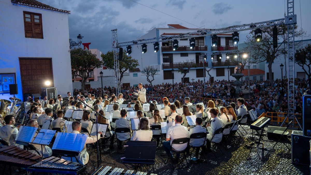 Concierto Lustral de la  Banda de Música San Miguel  en la plaza de San Francisco de Santa Cruz de La Palma.