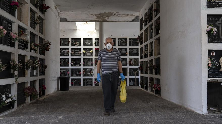 Un ciudadano acude al cementerio de Ciriego en Santander a limpiar la lápida de su esposa fallecida. | JOAQUÍN GÓMEZ SASTRE