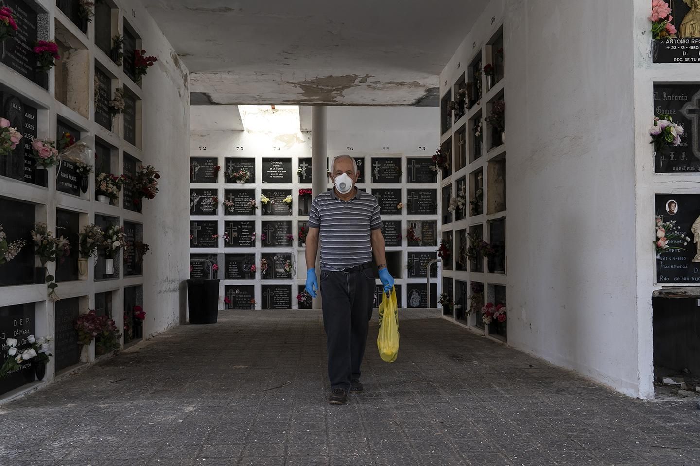 Un ciudadano acude al cementerio de Ciriego en Santander a limpiar la lápida de su esposa fallecida. | JOAQUÍN GÓMEZ SASTRE