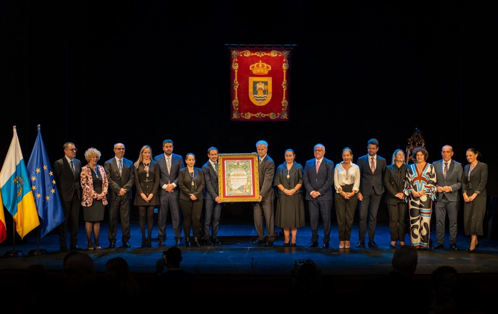 Los miembros de la Corporación junto a Humberto Guadalupe.