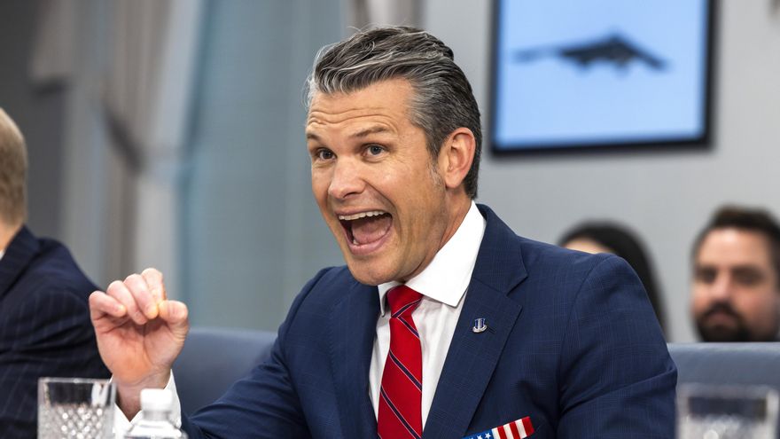 El Secretario de Defensa de EE.UU., Pete Hegseth, habla al Ministro de Defensa de Israel, Israel Katz, en el Pentágono en Arlington, Virginia, EE.UU., el 18 de julio de 2025. EFE/JIM LO SCALZO