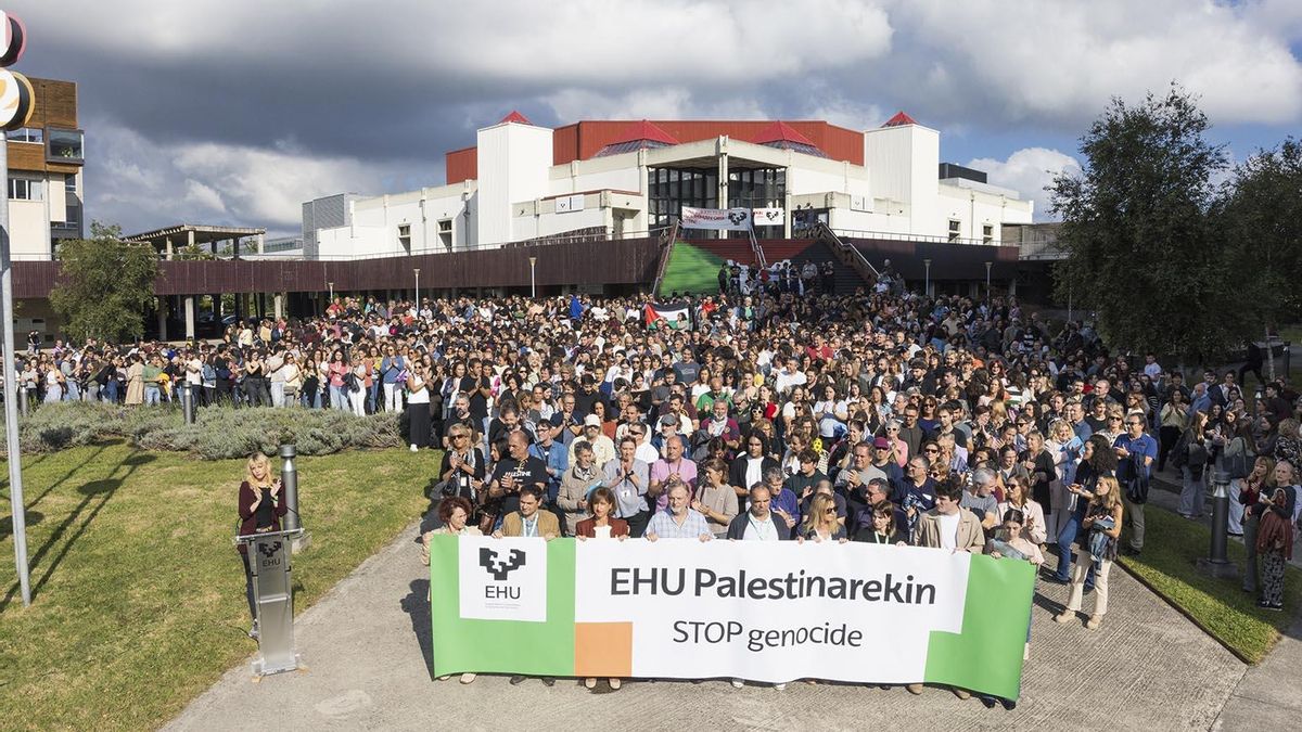 Concentración en el campus de Bizkaia durante el parón académico en contra del genocidio de Palestina