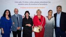 La ministra de Educación Isabel Celaá, acompañada del presidente de la Fundación Secretariado Gitano, Isidro Rodríguez (2i), y del diputado popular Juan José Cortés, durante la presentación de 'El Pupitre Gitano'.