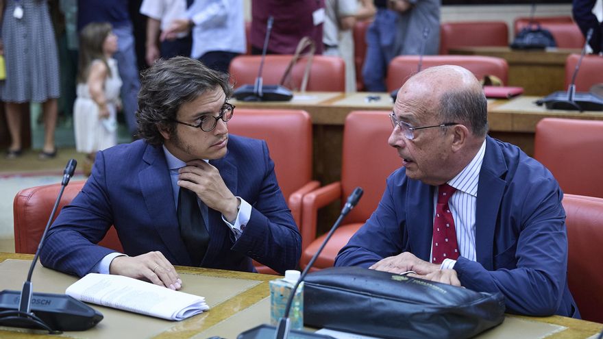 Los diputados de Vox José María Figaredo e Ignacio Gil Lázaro, durante la reunión de la Diputación Permanente de este martes.