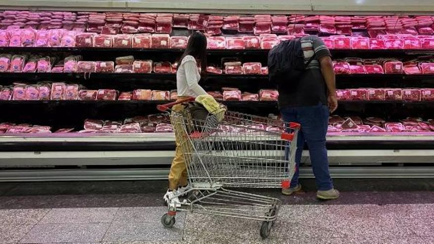Compra en un supermercado, en una imagen de archivo. Efe.