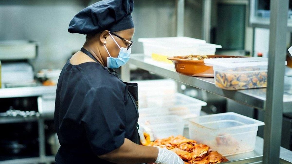 Trabajadora en el sector de hostelería