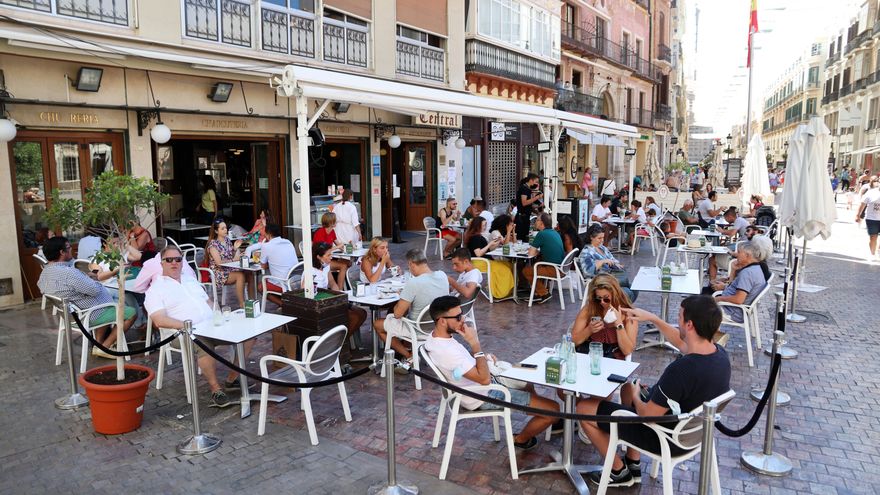 Ambiente en las terrazas de los bares en Málaga.