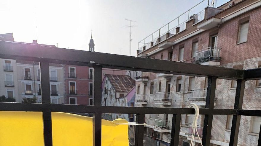 El hartazgo se viste de amarillo en Lavapiés: vecinos contra la "dejadez institucional"