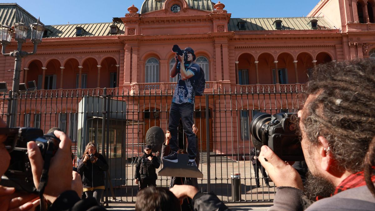 Homenaje al fotógrafo Pablo Grillo, herido en la represión del 12 de marzo