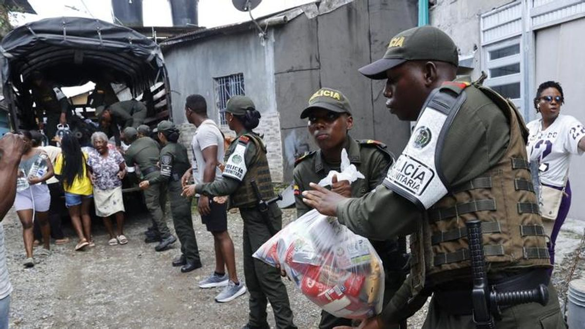 Fotografía de archivo que muestra a policías cargando donaciones para los damnificados por el terremoto en Quibdó (Colombia).