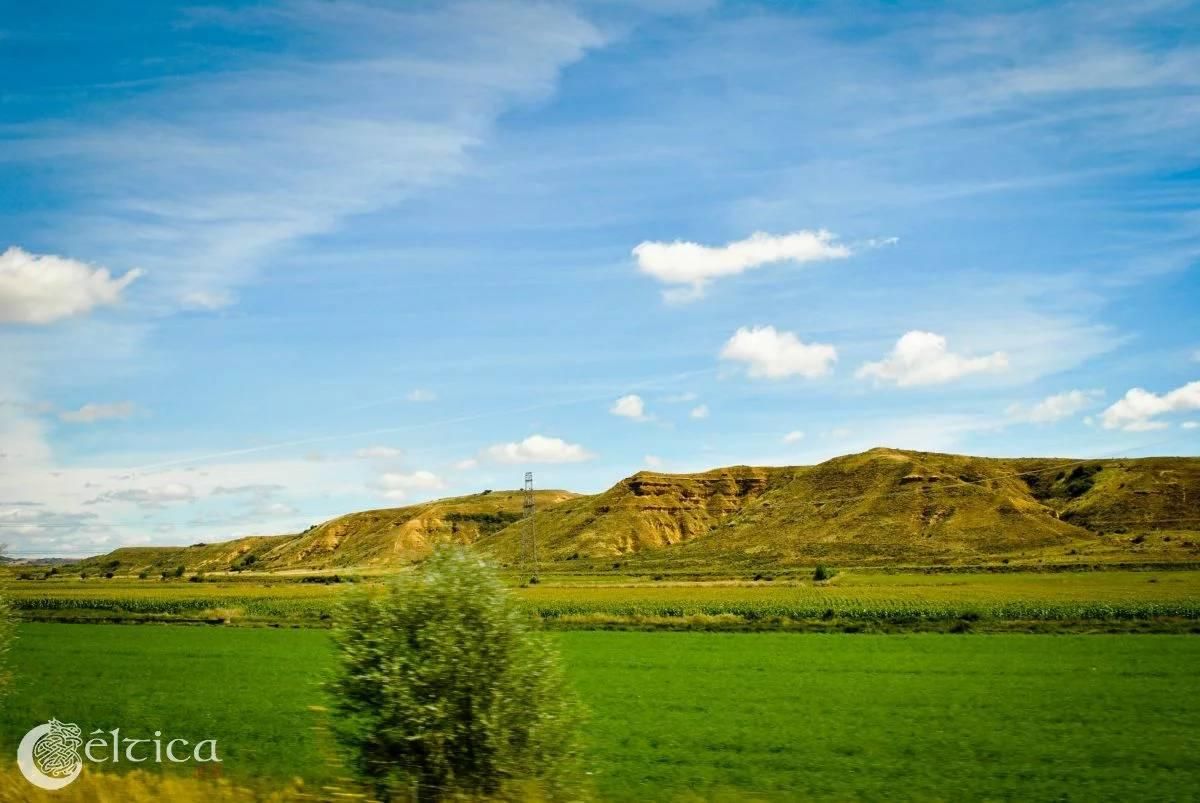 Monte de Lancia desde el valle en dirección a Mansilla de las Mulas, una elevación que actúa como muralla natural.