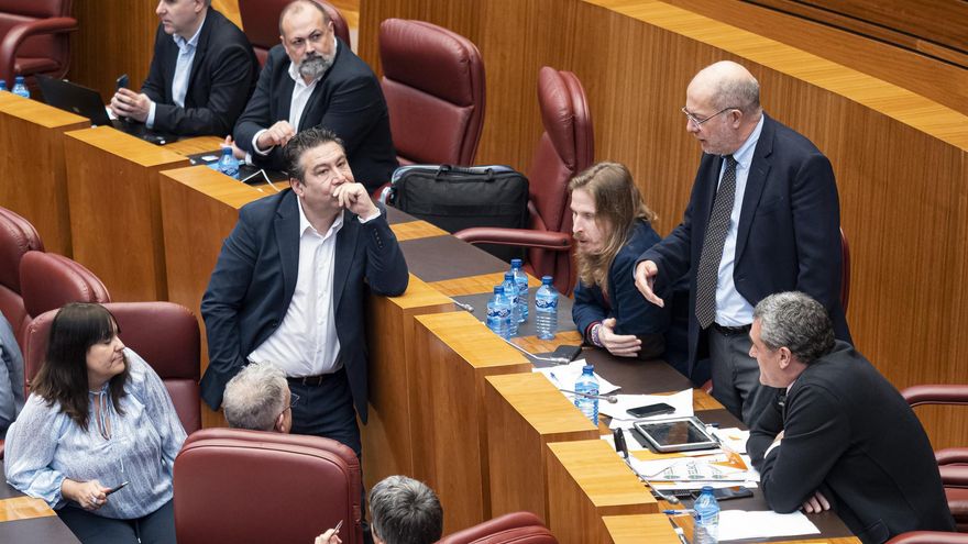 El coportavoz estatal de Podemos y secretario general de Podemos en Castilla y León y Pablo Fernández (3d), y el procurador de Cs en las Cortes, Francisco Igea (2i), en el pleno.