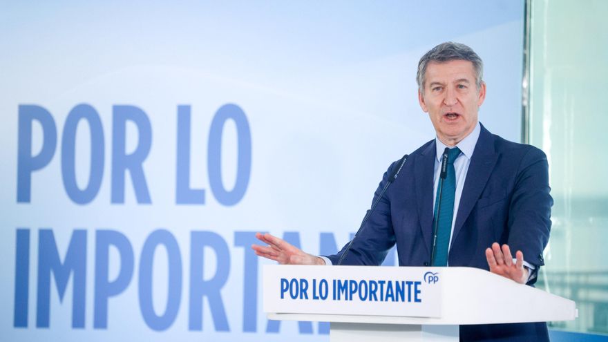 Archivo - El presidente del Partido Popular, Alberto Núñez Feijóo, interviene durante un acto tras el comité de dirección nacional del PP, en el Hotel Grand Marina, a 12 de enero de 2026, en Barcelona.