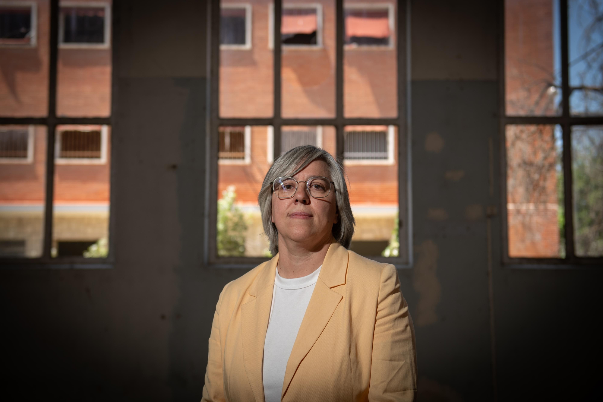 Leire Iglesias en uno de los edificios que serán demolidos próximamente para levantar el nuevo barrio de Campamento, en Madrid