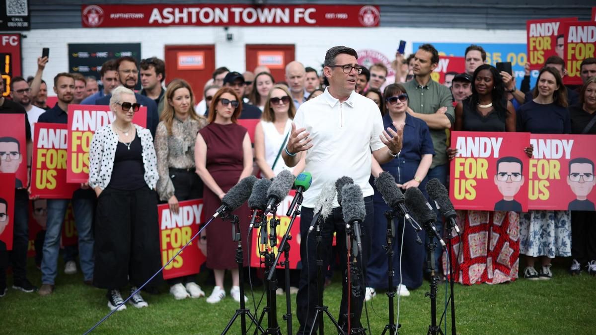 El laborista Andy Burnham durante un discurso con seguidores tras su victoria electoral, en Wigan, Inglaterra, este viernes.