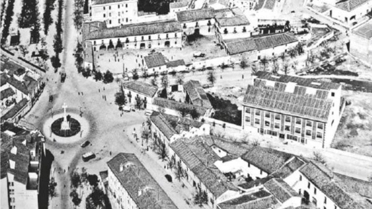 Cruz de los Caídos de Cáceres, desde el aire, ya en la década de 1950. Fuente: Archivo Histórico Municipal de Cáceres