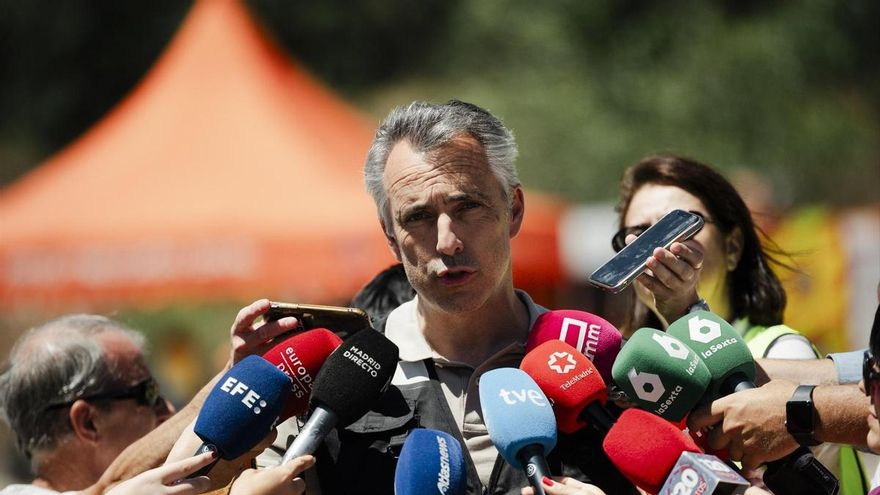 El consejero de Medio Ambiente, Agricultura e Interior de la Comunidad de Madrid, Carlos Novillo, informa a los medios de comunicación sobre el incendio forestal, a 17 de julio de 2026, en Lozoyuela, Madrid (España). Mateo Lanzuela / Europa Press