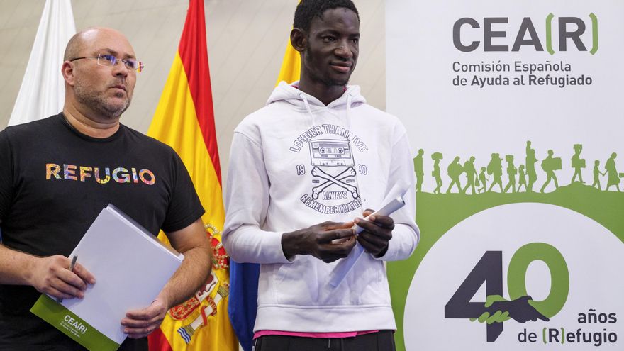 El coordinador en Canarias de CEAR, Juan Carlos Lorenzo (i), junto al joven refugiado maliense Hamed Samoura (d), este lunes durante la presentación del informe anual de CEAR en Gran Canaria