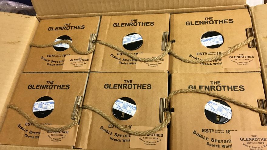 Botellas de whisky escocés en las oficinas centrales de la cooperativa azucarera Acor.