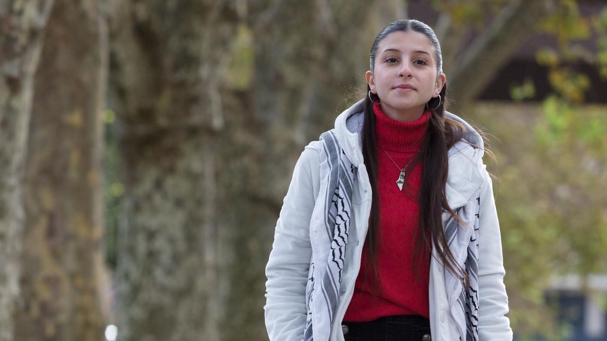 Lina Demasi caminando en el Paseo de Begoña en Gijón