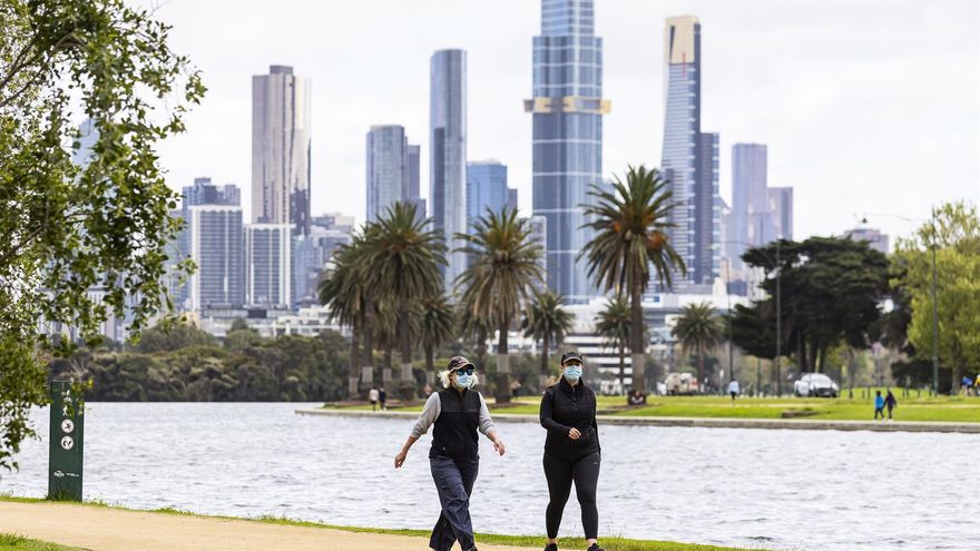 Varias personas realizan ejercicio en el Albert Park Lake en Melbourne, Victoria, Australia.