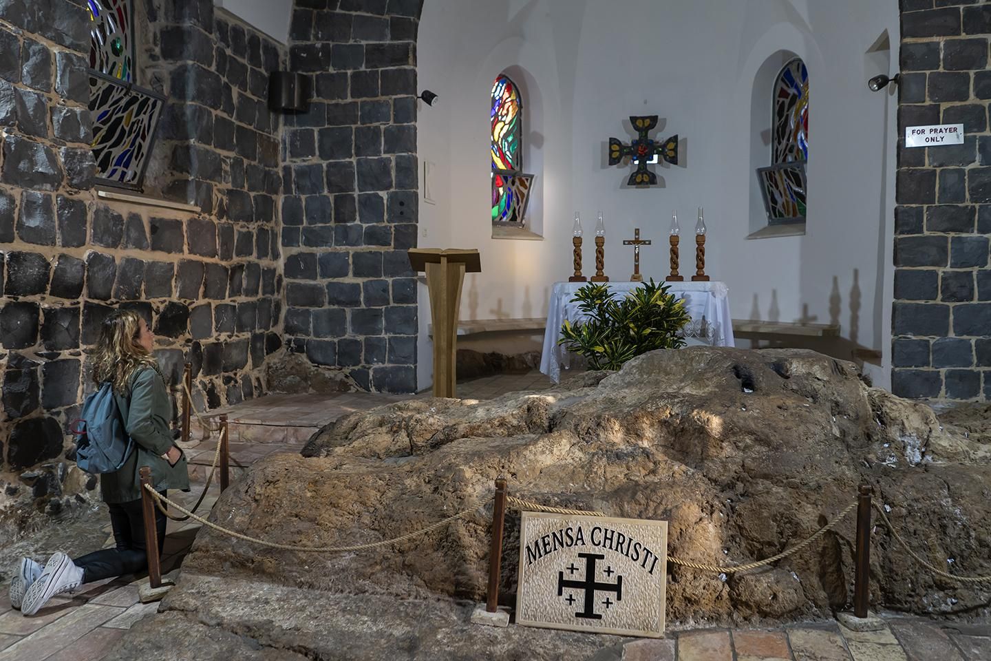 Una peregrina reza en la Iglesia del Primado de San Pedro en Tabgha (Israel). JOAQUÍN GÓMEZ SASTRE