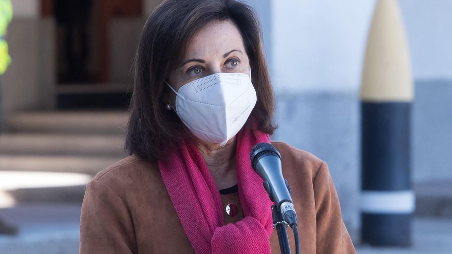 La ministra de Defensa, Margarita Robles, en una visita a una Unidad de Vigilancia Epidemiológica