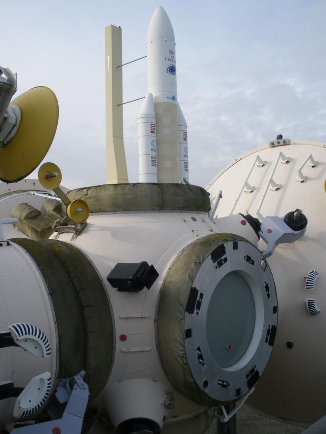 Módulos de la Estación Espacial Mir junto a un Cohete de la Agencia Espacial Europea en la Ciudad del Espacio de Toulouse.