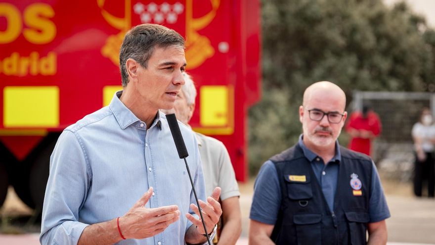 El presidente del Gobierno, Pedro Sánchez, en el Puesto de Mando Avanzado de la zona afectada por los incendios forestales de la sierra oeste, a 25 de julio de 2026, en Cenicientos, Madrid