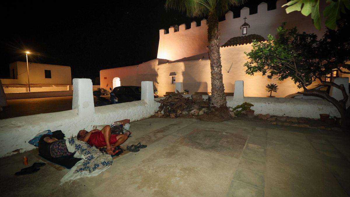 La crisis de vivienda lleva a personas sin hogar a dormir en cementerios de Ibiza entre nichos y lápidas