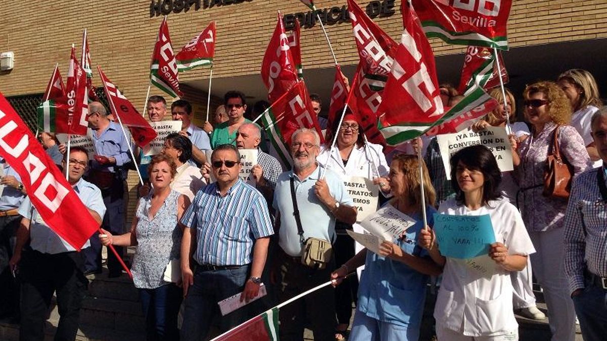 Convocados por CCOO, decenas de eventuales se concentraron este miércoles en el Hospital Virgen del Rocío de Sevilla.